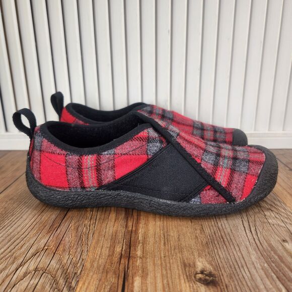 Keen Howser Wrap Womens Sz 7 Red Tartan Plaid Black Cabin Slip On Shoes 1026645 - Picture 1 of 9